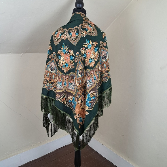 The Traditional Russian Green Shawl Scarf is a beautiful accessory for women, fe - Picture 1 of 14